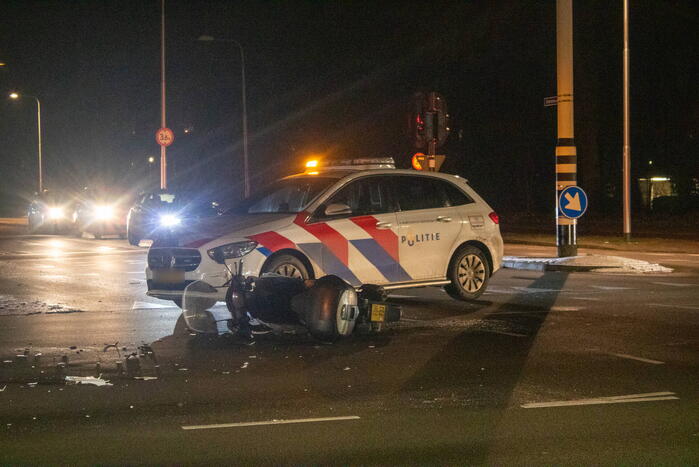 Gewonde en schade na botsing tussen auto en scooter