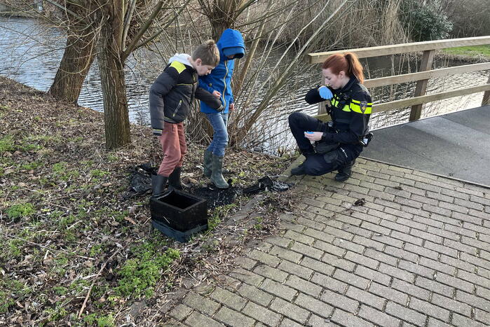 Kinderen vinden twee kluizen in sloot