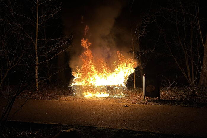 Bank staat volledig in brand