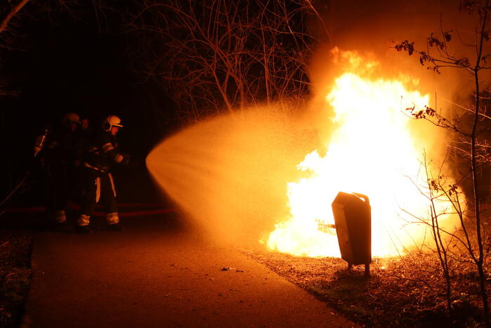 Bank staat volledig in brand