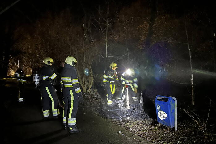 Bank staat volledig in brand