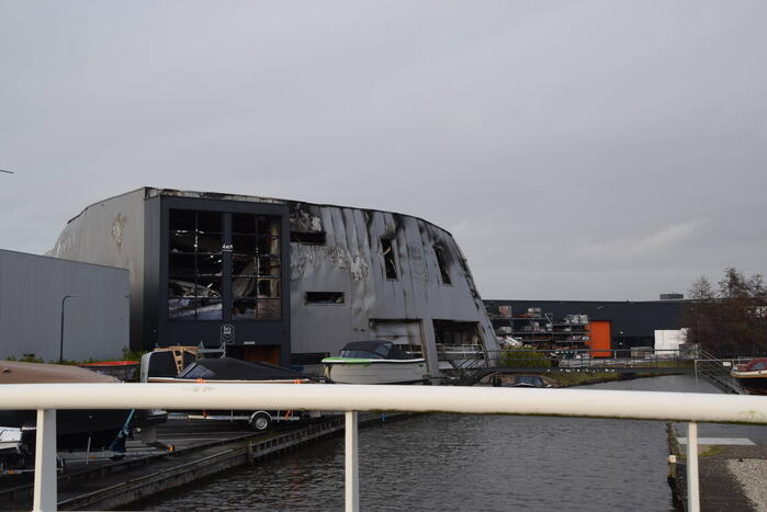 Enorme schade door verwoestende brand goed zichtbaar