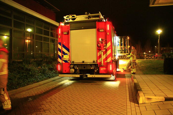 Persoon met vinger vast in staafmixer