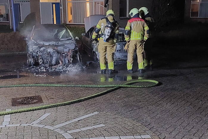 Twee personenwagens door brand verwoest