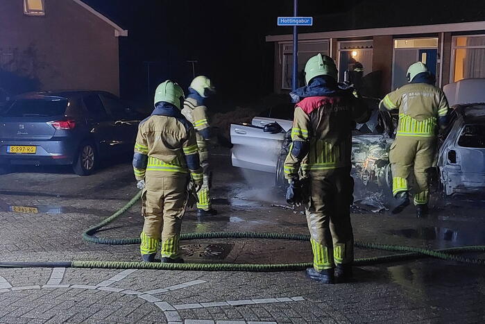 Twee personenwagens door brand verwoest