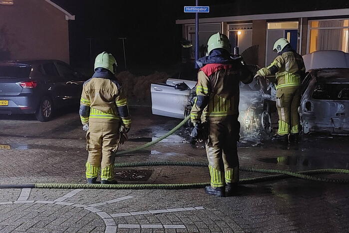 Twee personenwagens door brand verwoest