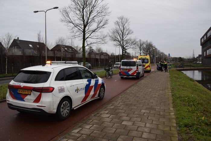 Fietser en scooterrijder botsen