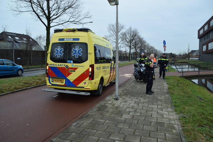 Fietser en scooterrijder botsen