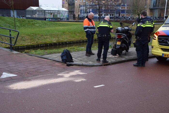 Fietser en scooterrijder botsen