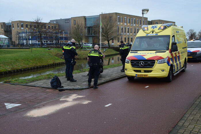 Fietser en scooterrijder botsen