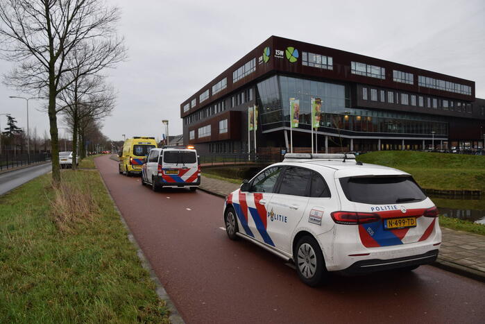 Fietser en scooterrijder botsen