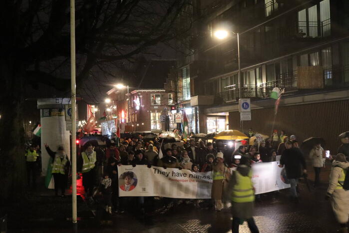 Tientallen mensen maken wandeling door centrum tijdens vredige demonstratie