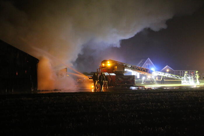 Brandweer druk met zeer grote brand in schuur