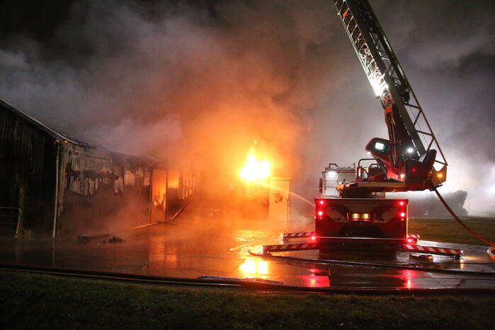 Brandweer druk met zeer grote brand in schuur