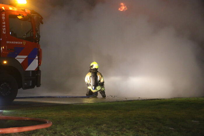 Brandweer druk met zeer grote brand in schuur