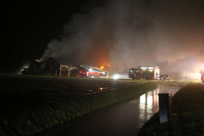 Brandweer druk met zeer grote brand in schuur