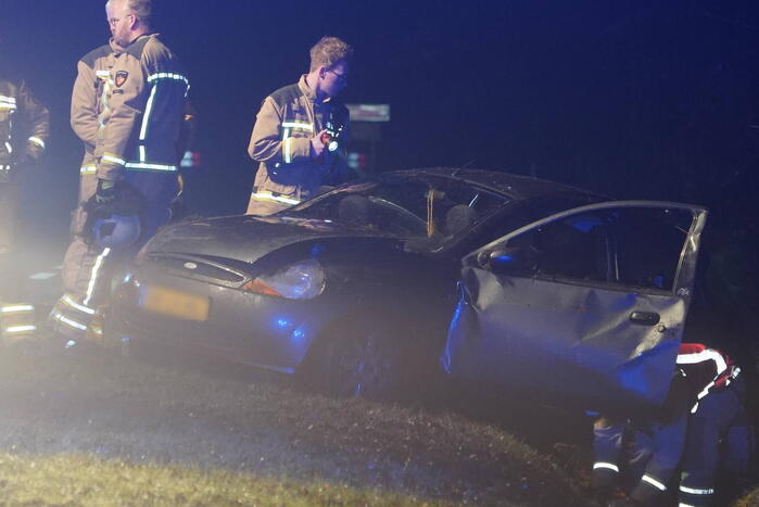 Brandweer bevrijdt slachtoffer uit auto