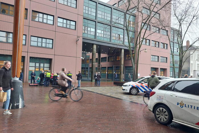 Automobilist botst tegen gerechtsgebouw