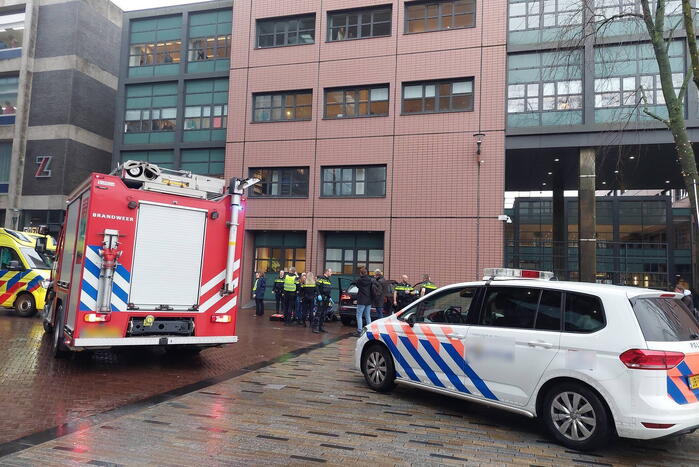 Automobilist botst tegen gerechtsgebouw