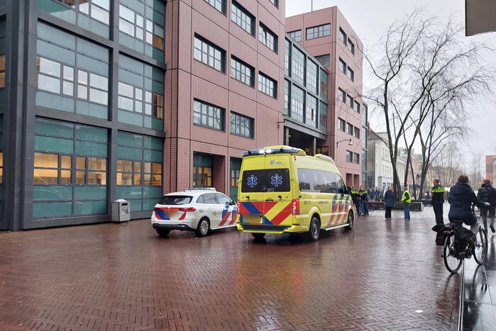 Automobilist botst tegen gerechtsgebouw