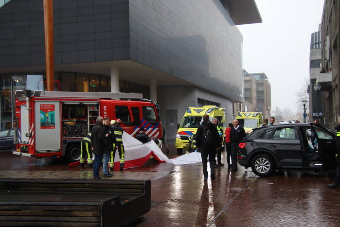 Automobilist botst tegen gerechtsgebouw