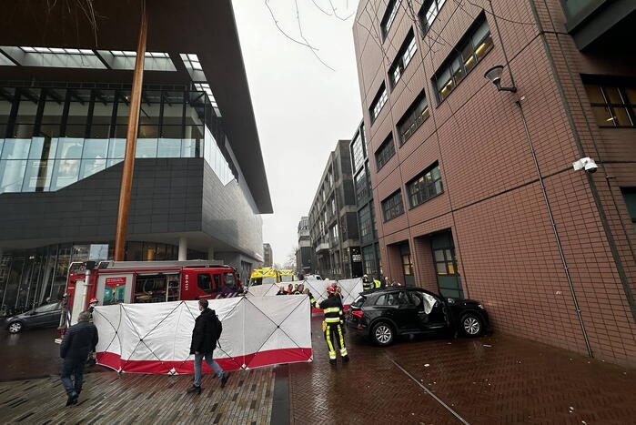 Automobilist botst tegen gerechtsgebouw