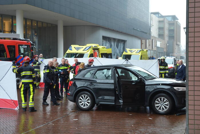 Automobilist botst tegen gerechtsgebouw