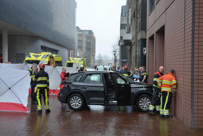 Automobilist botst tegen gerechtsgebouw