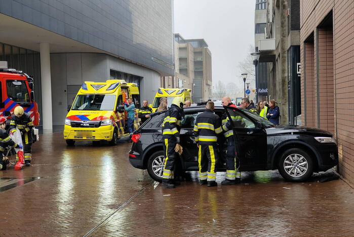 Automobilist botst tegen gerechtsgebouw