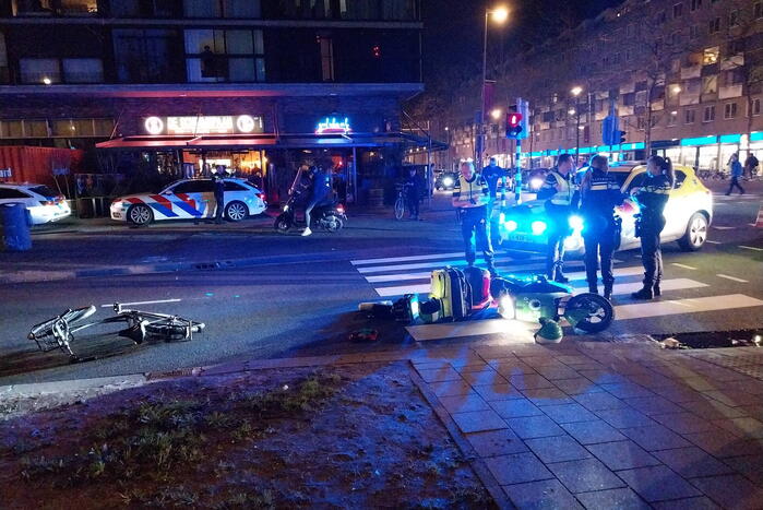 Fietser en scooterrijder komen hard ten val na botsing