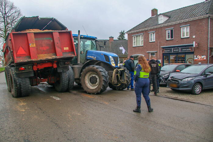 Tractor met aanhanger zorgen voor schade