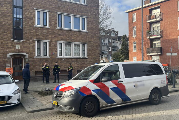 Maaltijdbezorger bedreigt en beroofd in woonwijk