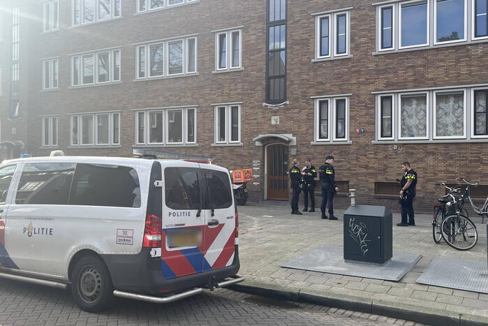 Maaltijdbezorger bedreigt en beroofd in woonwijk