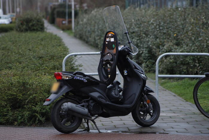 Scooterrijder en automobilist botsen op elkaar