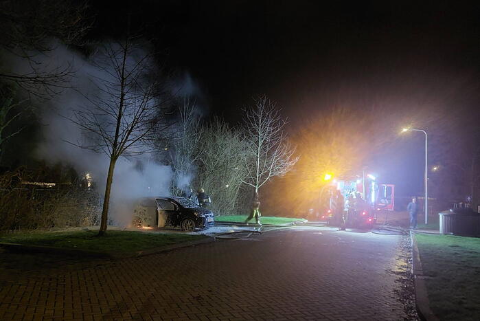 Geparkeerde auto zwaar beschadigd door brand