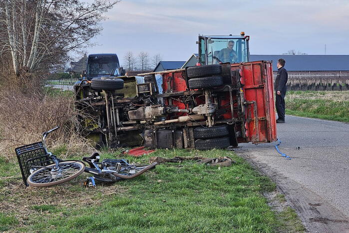 Gekantelde landbouwvoertuig plet fiets