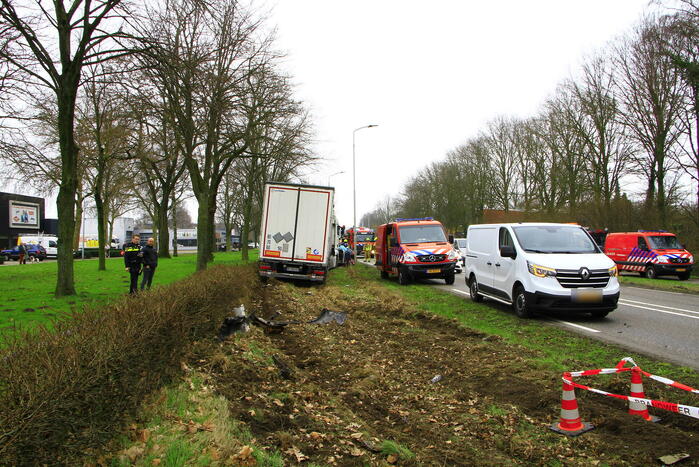 Automobilist bekneld na aanrijding met vrachtwagen