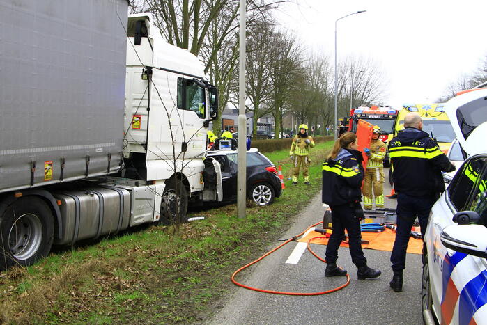 Automobilist bekneld na aanrijding met vrachtwagen