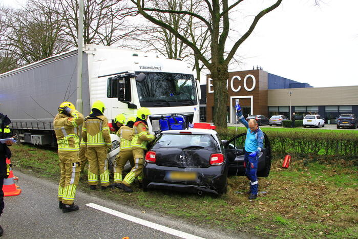 Automobilist bekneld na aanrijding met vrachtwagen