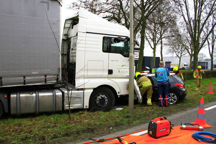 Automobilist bekneld na aanrijding met vrachtwagen