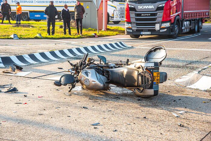 Motorrijder ernstig gewond bij aanrijding