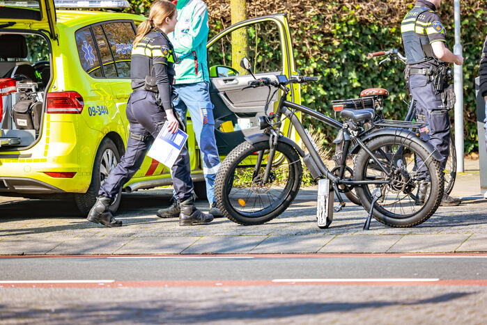 Fatbike met gashendel in botsing met e-bike en auto