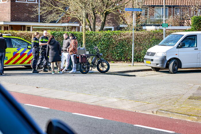 Fatbike met gashendel in botsing met e-bike en auto