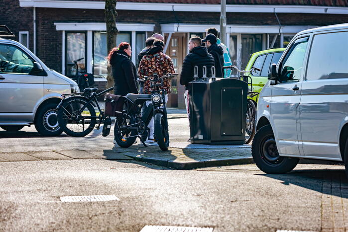 Fatbike met gashendel in botsing met e-bike en auto