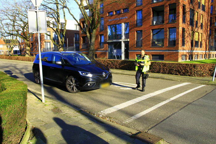 Fietser en automobilist in botsing