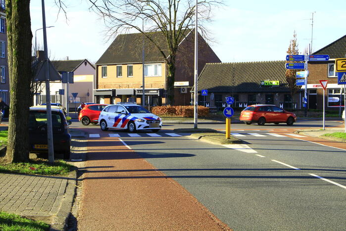 Fietser en automobilist in botsing