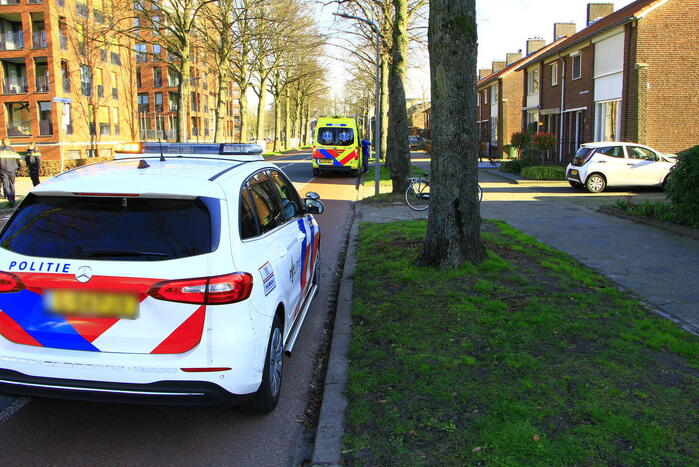 Fietser en automobilist in botsing