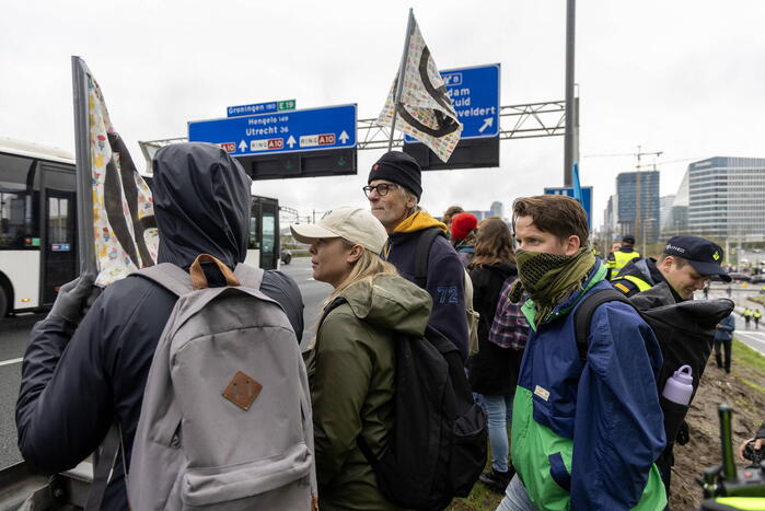 Politie neemt auto's Extinction Rebellion in beslag, blokkade-actie niet gelukt