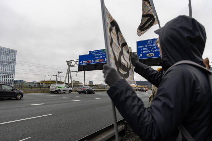 Politie neemt auto's Extinction Rebellion in beslag, blokkade-actie niet gelukt