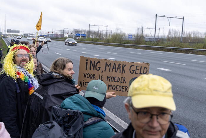 Politie neemt auto's Extinction Rebellion in beslag, blokkade-actie niet gelukt